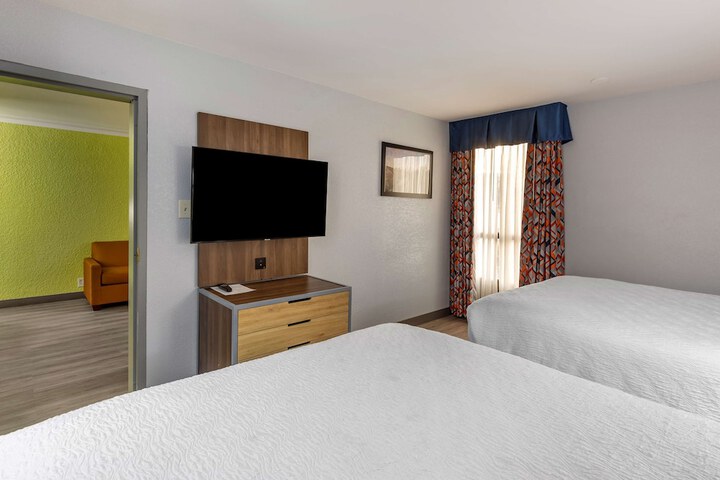 Room 33 of 39
