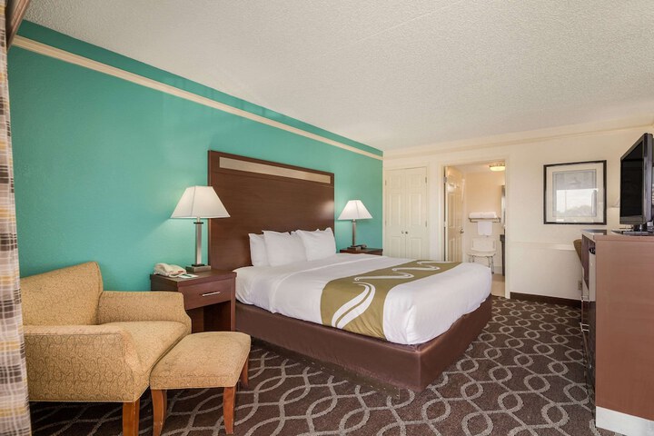 Room 32 of 65