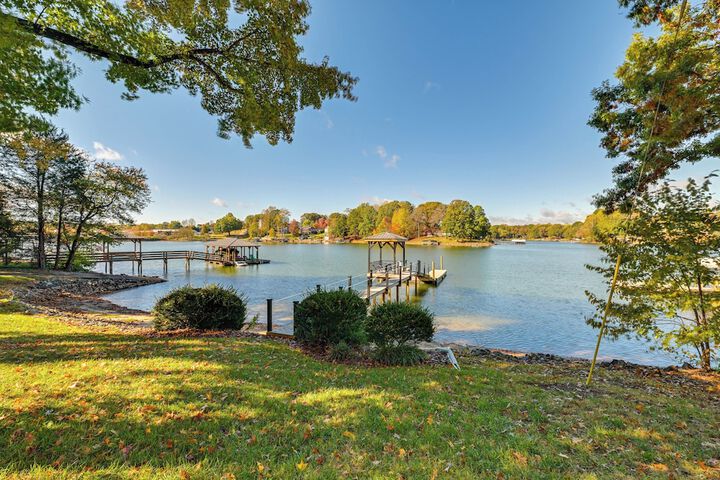 Spacious Lake Norman Retreat w / Boat Ramp!