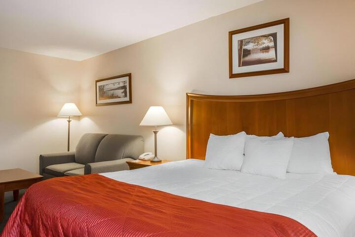 Clarion Inn & Suites at the Outlets of Lake George