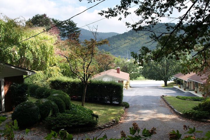 Mountain Aire Cottages Inn & Glamping