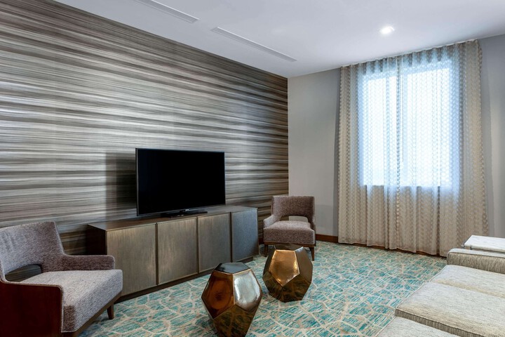 Lounge 58 of 63
