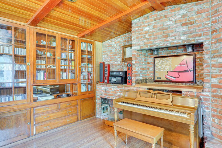 Burney Cottage w / Game Room: Walk to Town!