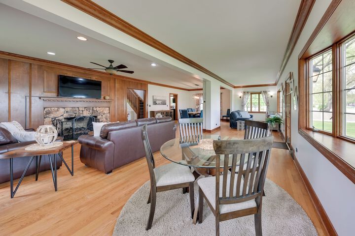 Pistakee Lake Estate w / Boat Dock & Hot Tub!