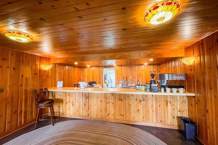 Lake Creek Lodge