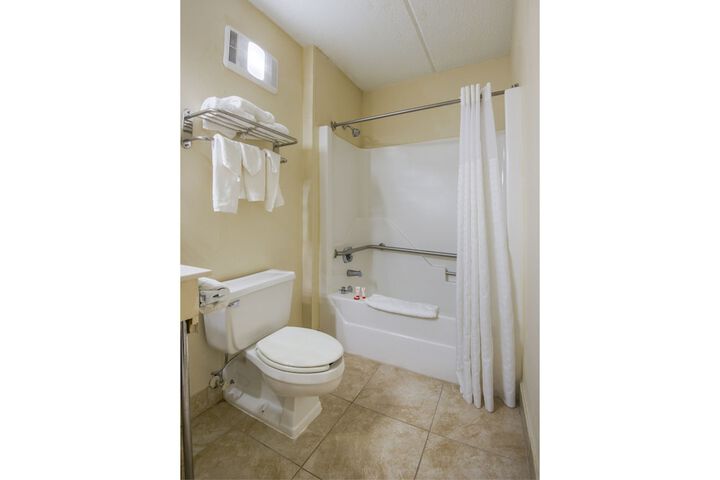 Travelers Inn & Suites Forest City