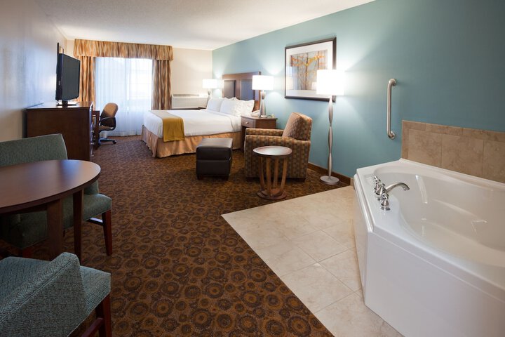 Holiday Inn Express Hotel & Suites St. Cloud by IHG