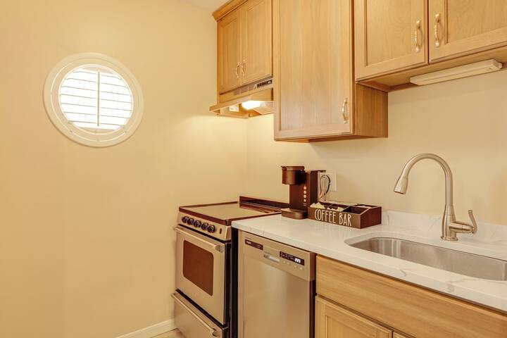 1 Mi to Mohegan Sun: Studio w / Golf Course Views
