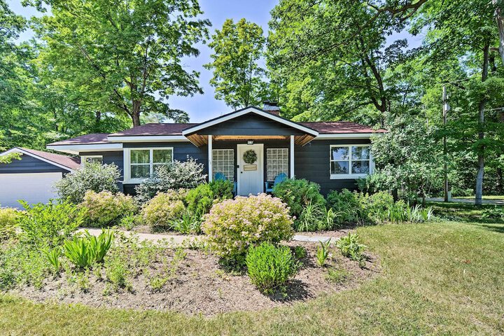 Stylish Dog-friendly Bungalow: Steps to Elk Lake
