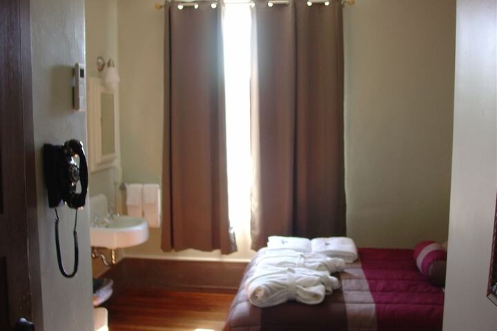 Room 12 of 68