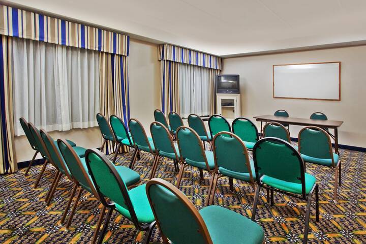 Holiday Inn Express Hotel & Suites by IHG