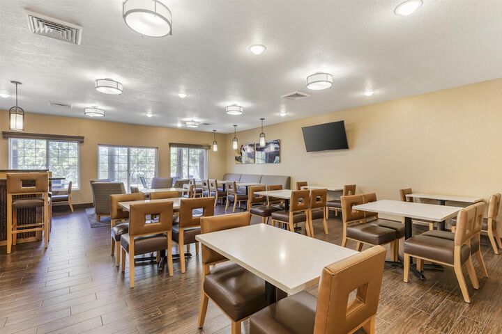 Best Western Plus Riverfront Hotel & Suites