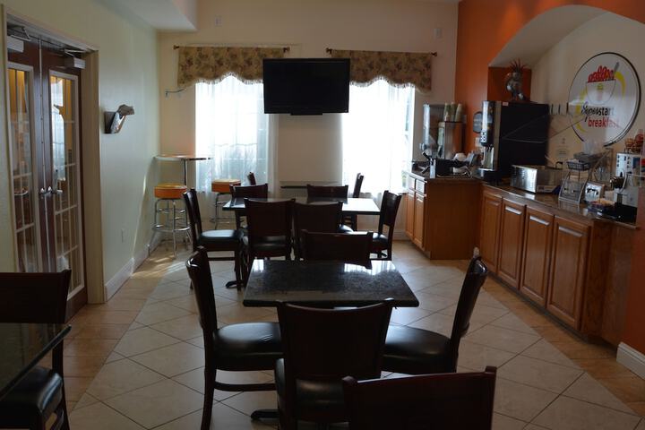 Super 8 by Wyndham Austin / Airport South