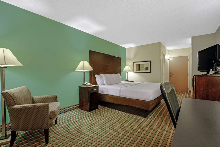 Room 10 of 26