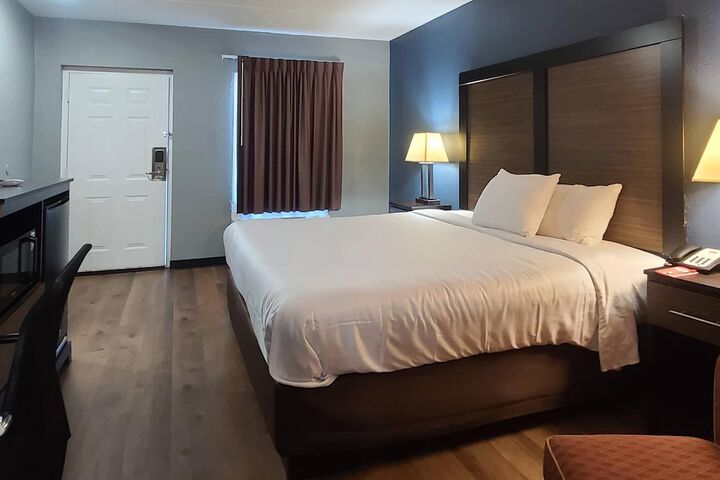 Travelers Inn & Suites Forest City