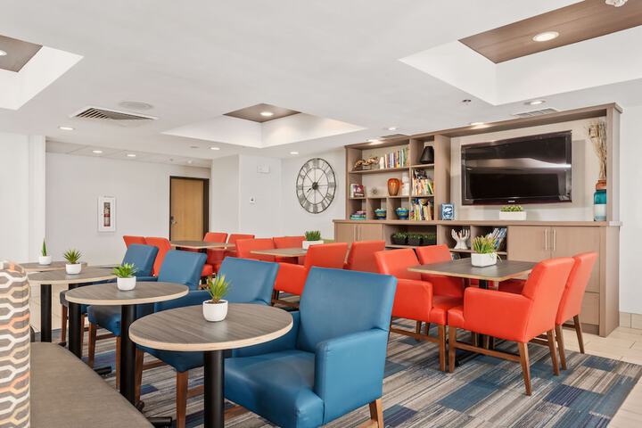 Holiday Inn Express Hotel and Suites West Valley by IHG