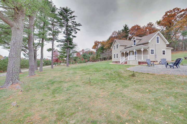Lovely Rural Hixton Farmhouse w / Porch & Fire Pit!