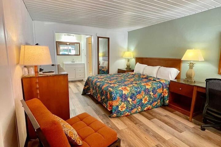 Geneva Hotel & Tiki Bar