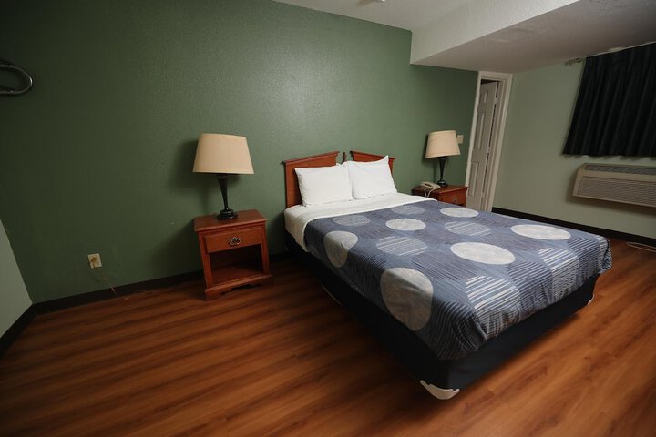 Room 18 of 28
