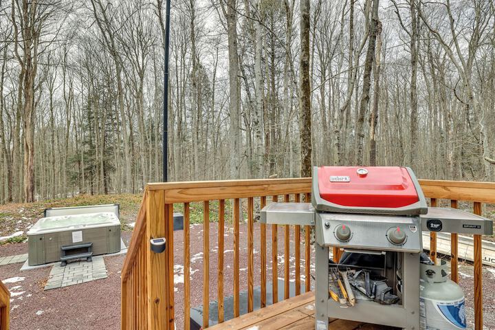 Pocono Pines Home w / Private Hot Tub!