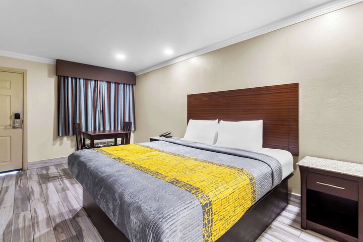 Room 17 of 34