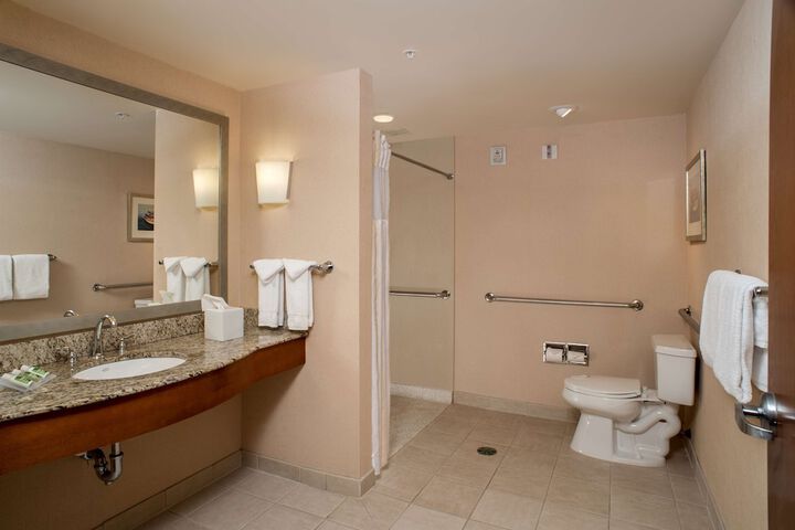 Room 10 of 32