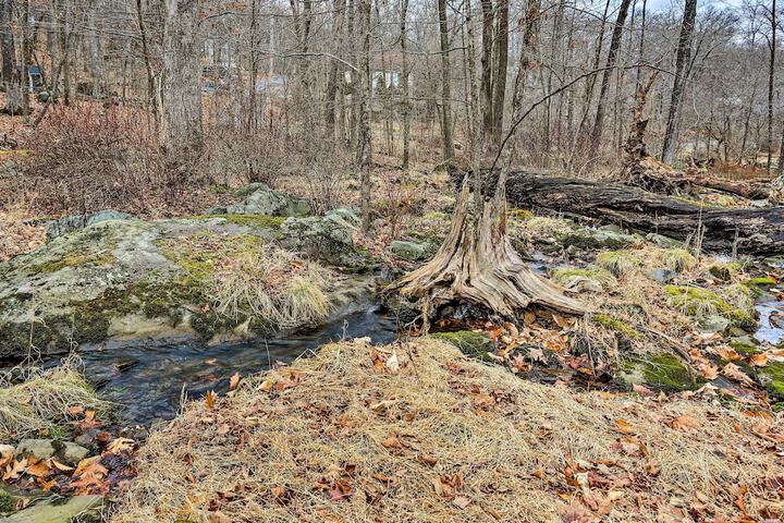4 Mi to Tubing: Cozy Bushkill Cabin w / Deck!