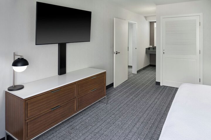 Courtyard by Marriott Kansas City Shawnee