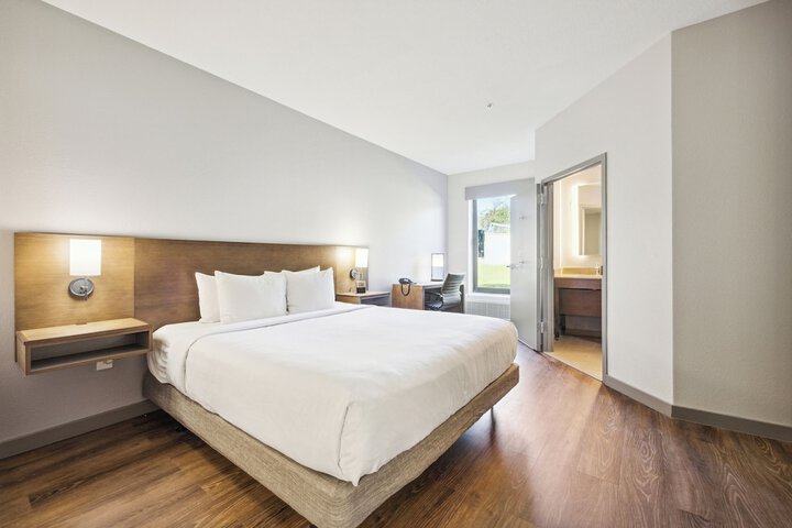 Room 10 of 33