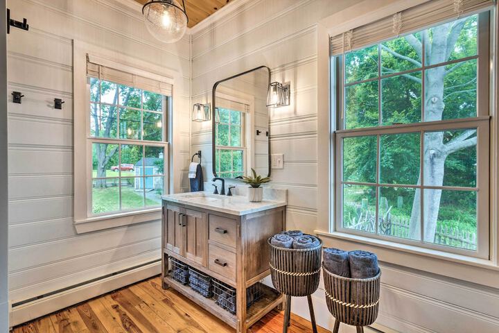 Charming Bristol Cottage w / Private Beach!