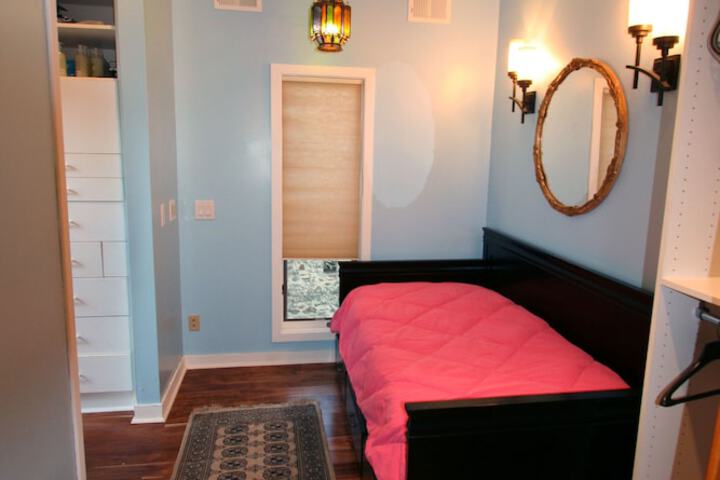 Room 16 of 40