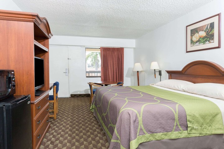 Room 11 of 15