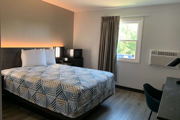 Room 11 of 16