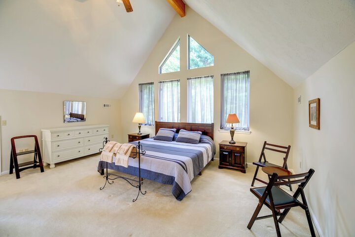 Secluded Mountain City Home w / Deck & Views!