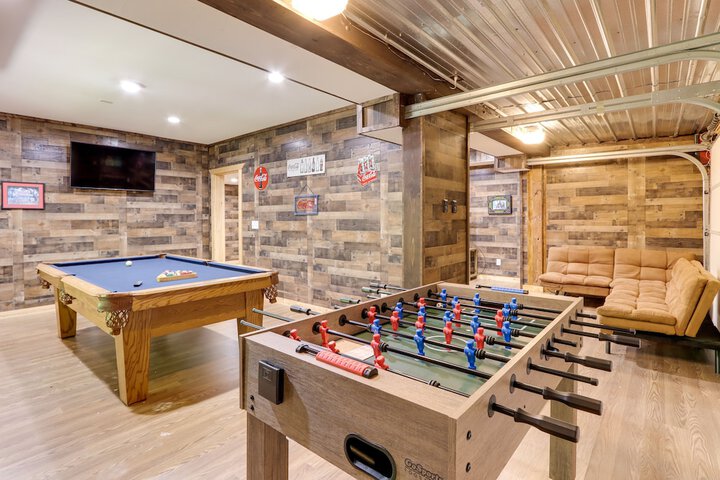 Private Ellijay Cabin w / Hot Tub & Amenities!