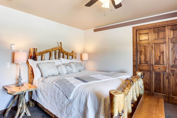 Centrally-located Deadwood Apt w / Mountain Views!