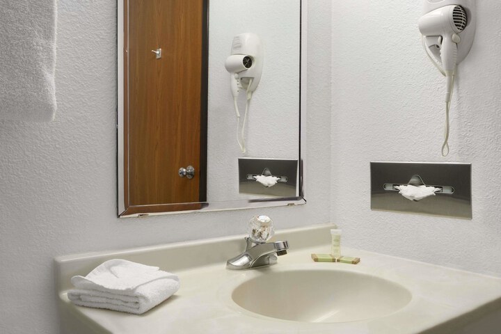 Room 6 of 8