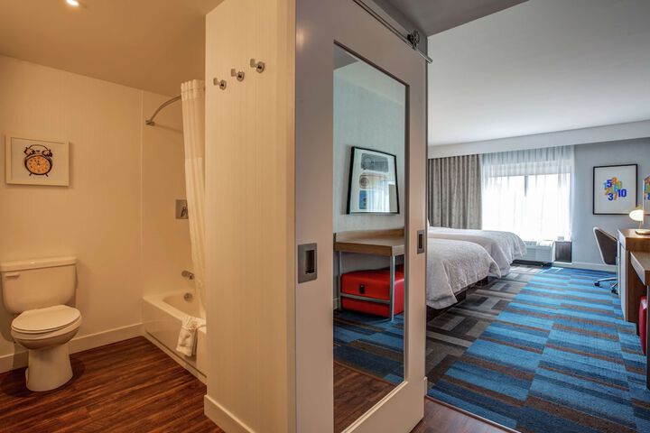 Hampton Inn & Suites Boston / Waltham