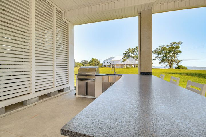 Walk to Beach: Oceanfront Home w / Outdoor Kitchen