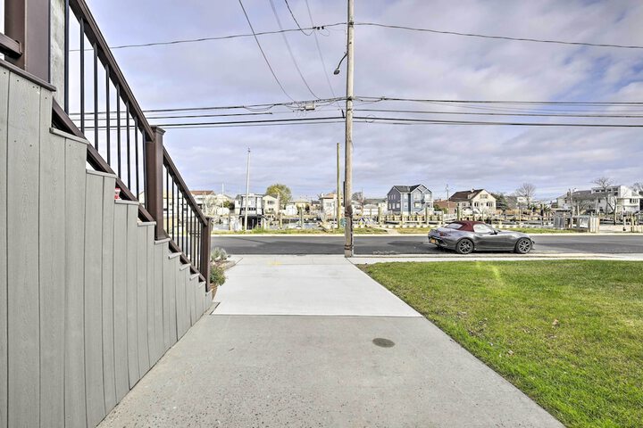 Island Park Couples Escape 1 Mi to Beach!