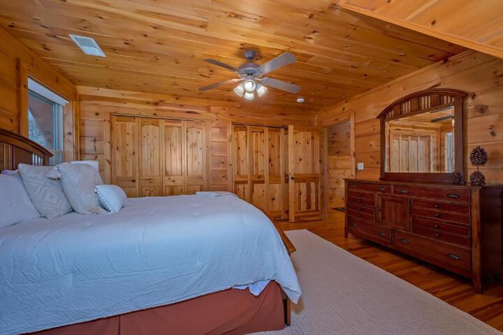 Scenic Mountain Comfort 4Br Family Getaway