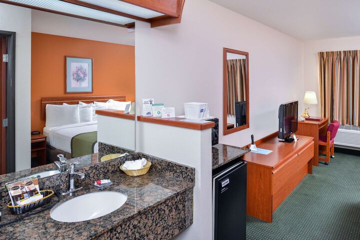 Travelodge Suites by Wyndham Newberg