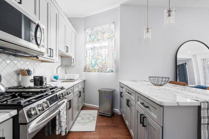 Modern 3 Bed Apt Parking W D