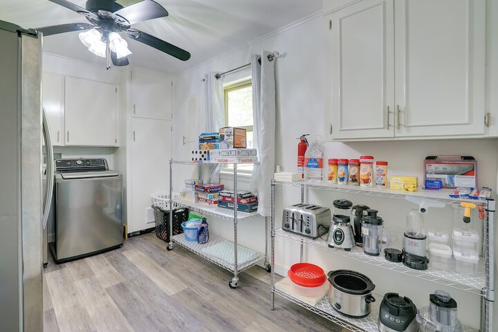 Lakefront Retreat in Jefferson w / Screened Porch!