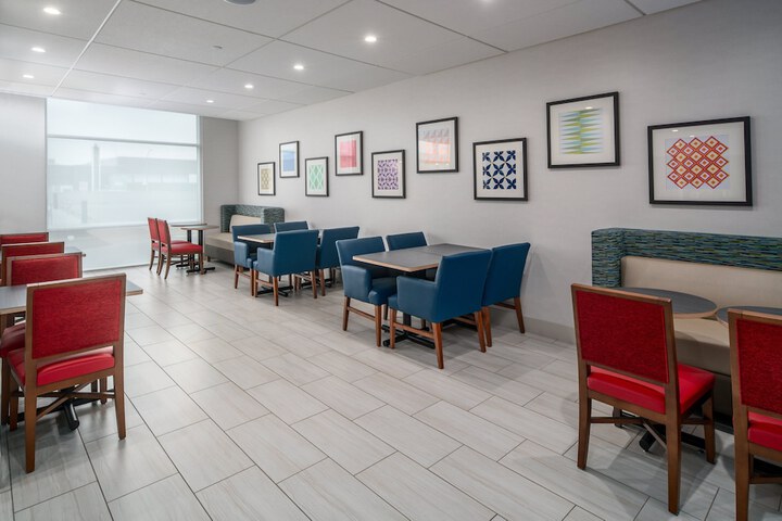 Holiday Inn Express & Suites Brandon by IHG