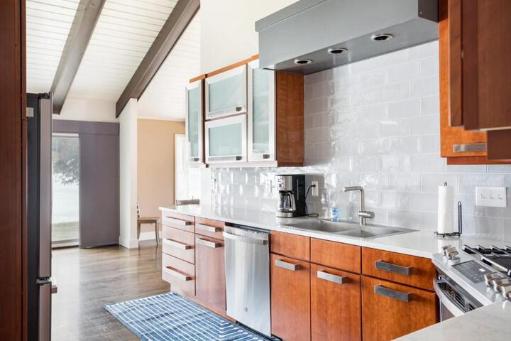 Sandbar Cedar Cottage on Lake Leelanau