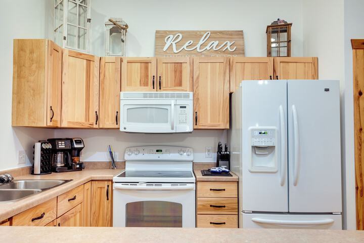 Lake Minocqua Condo w / Shared Fire Pit!