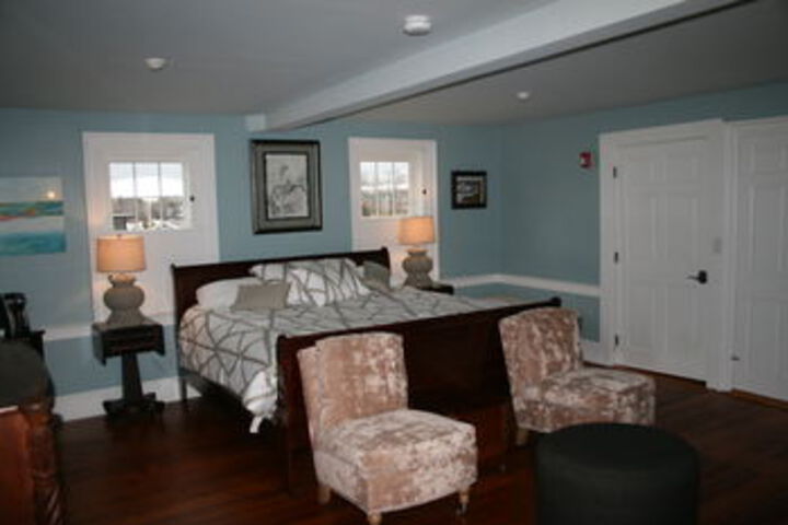 Sheas Riverside Inn & Motel