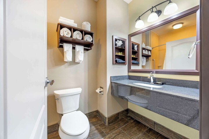 Best Western Plus Emerald Inn & Suites
