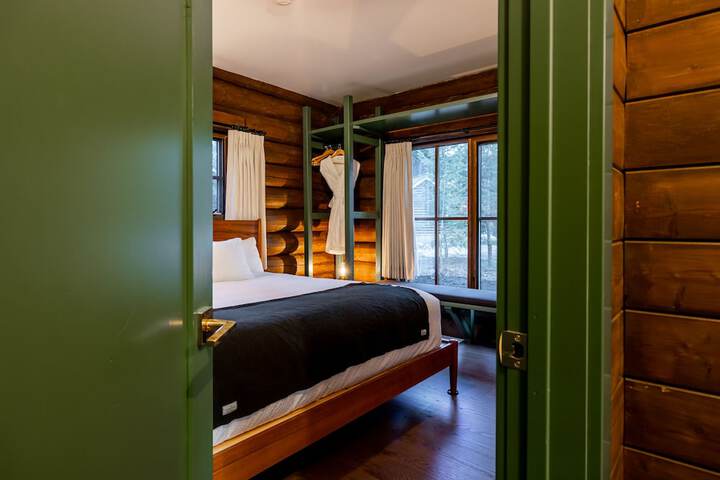 Room 33 of 95